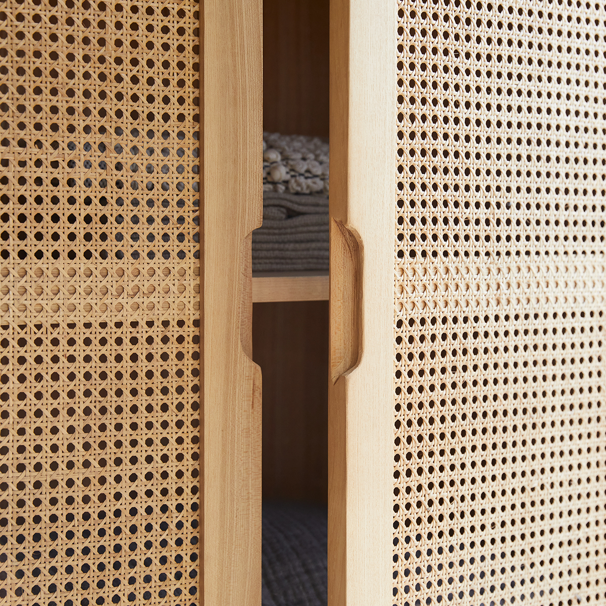 Armoire en orme massif et cannage Luis Armoire en orme massif et cannage Luis