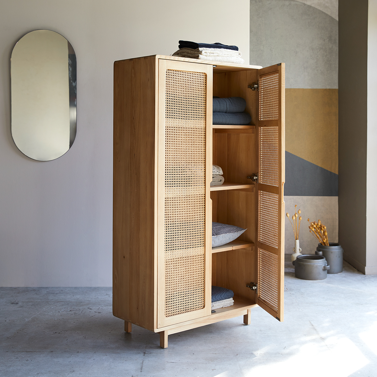 Armoire en orme massif et cannage Luis Armoire en orme massif et cannage Luis