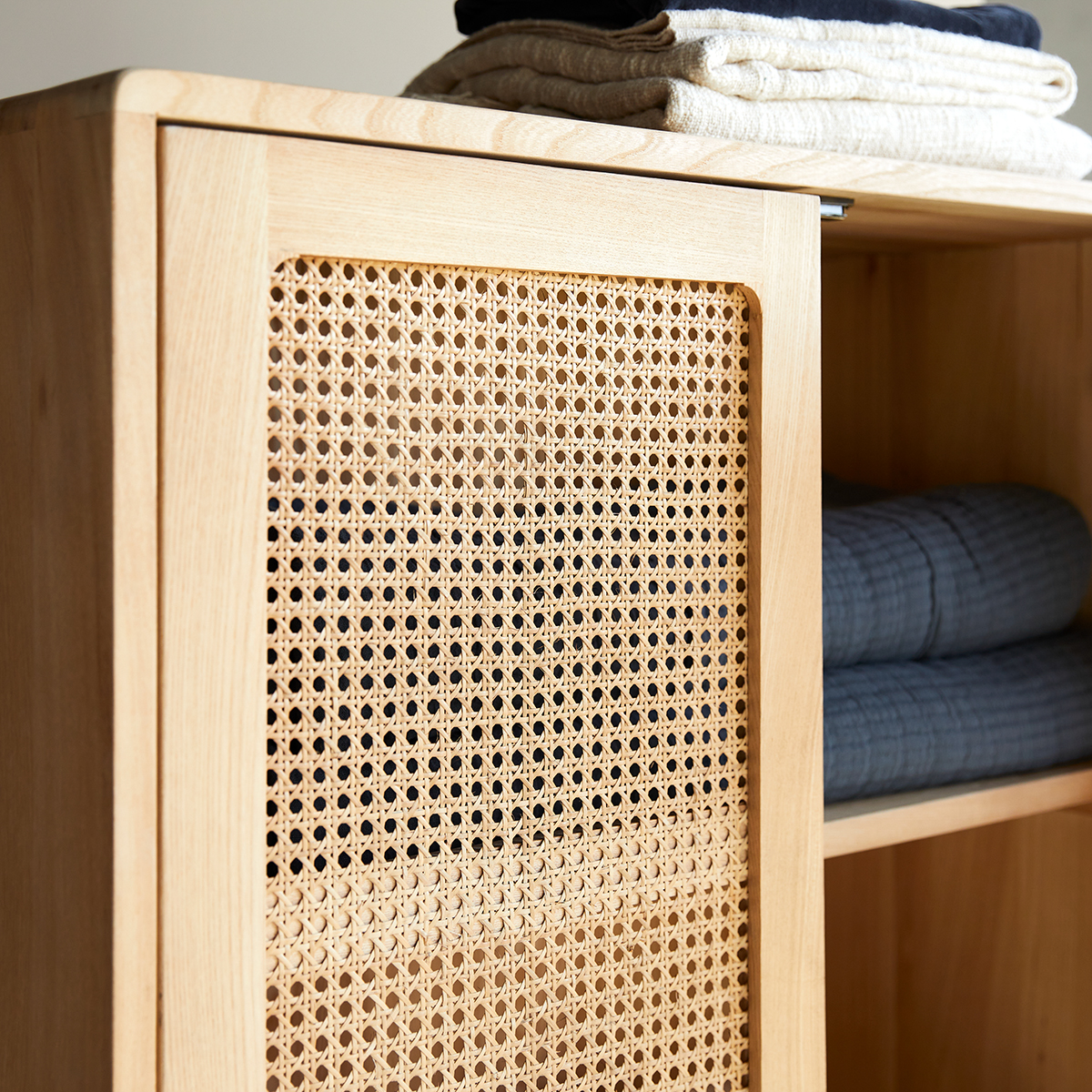 Armoire en orme massif et cannage Luis Armoire en orme massif et cannage Luis