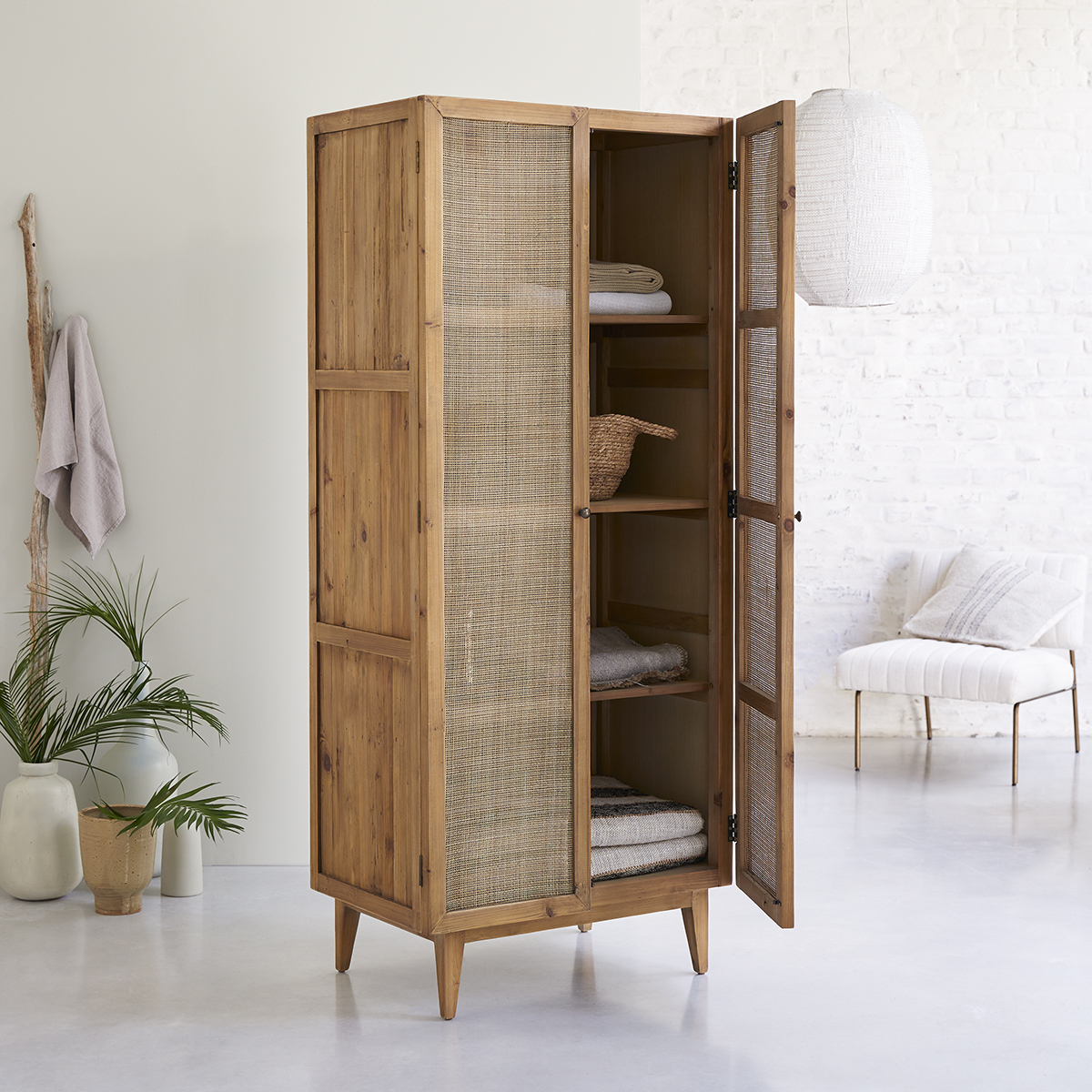 Armoire en pin et cannage Ninon Armoire en pin et cannage Ninon