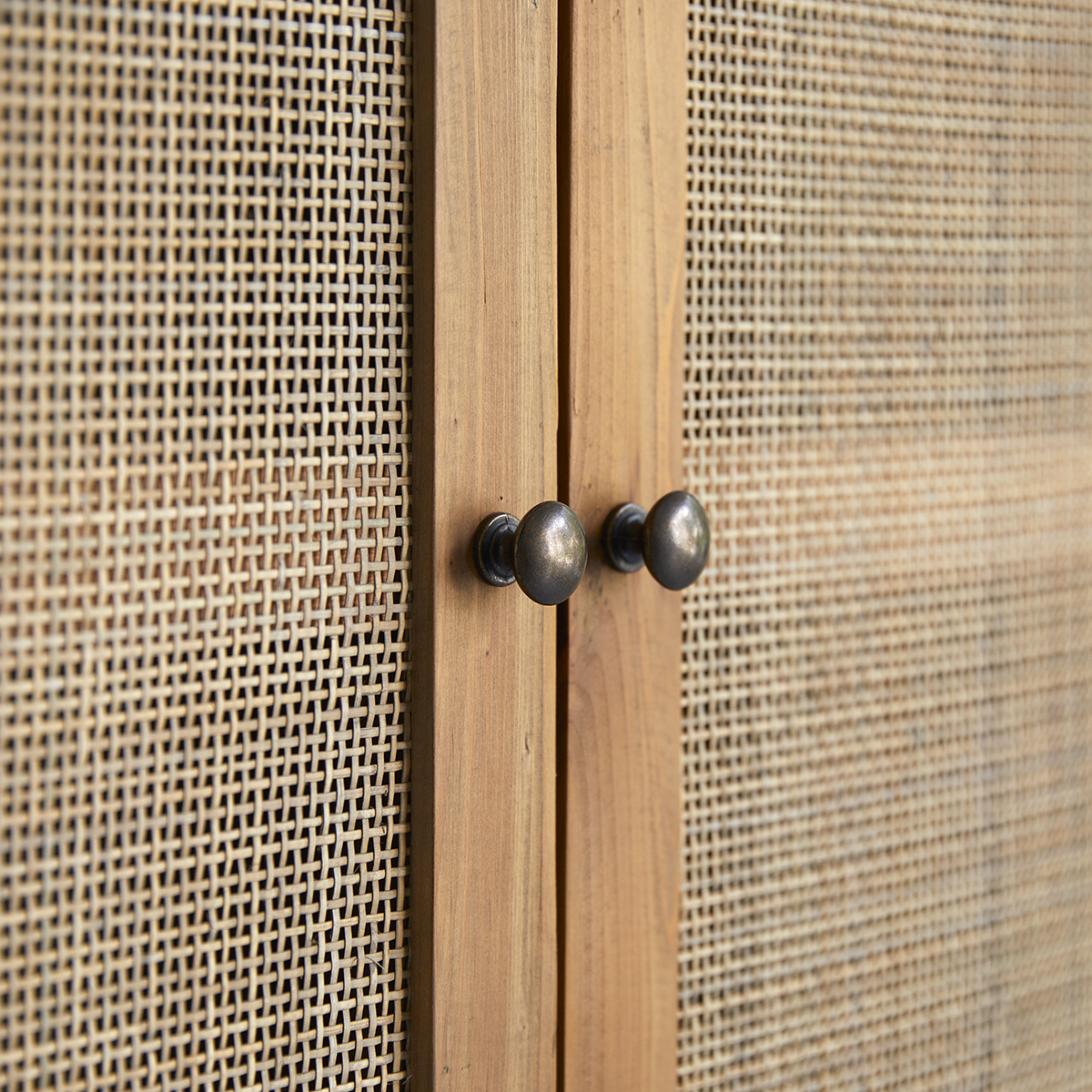 Armoire en pin et cannage Ninon Armoire en pin et cannage Ninon