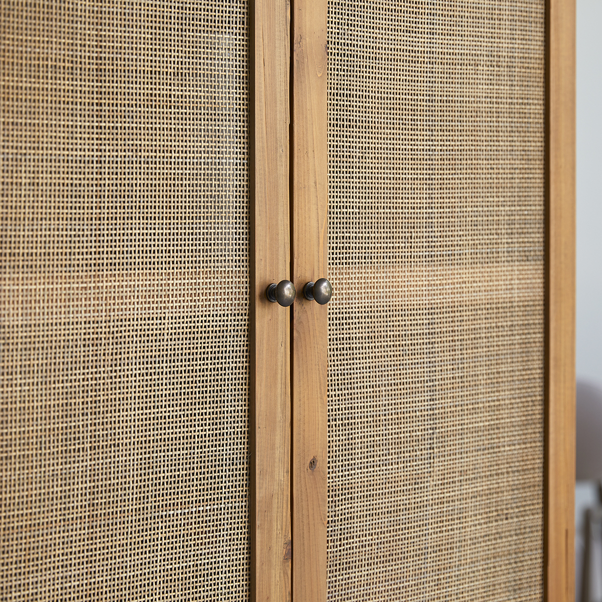Armoire en pin et cannage Ninon Armoire en pin et cannage Ninon