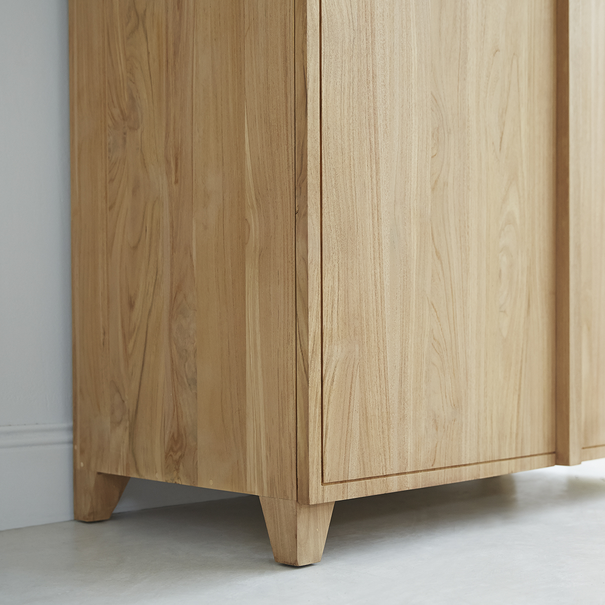 Armoire en teck massif 210 Greta Armoire en teck massif 210 Greta
