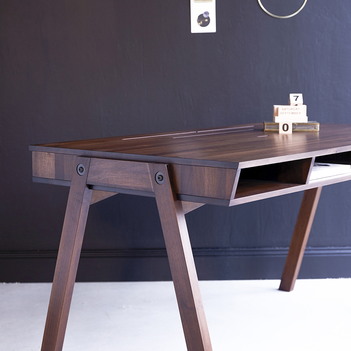 Bureau En Noyer 150 Cm Meubles De Travail Pour Le Bureau Tikamoon