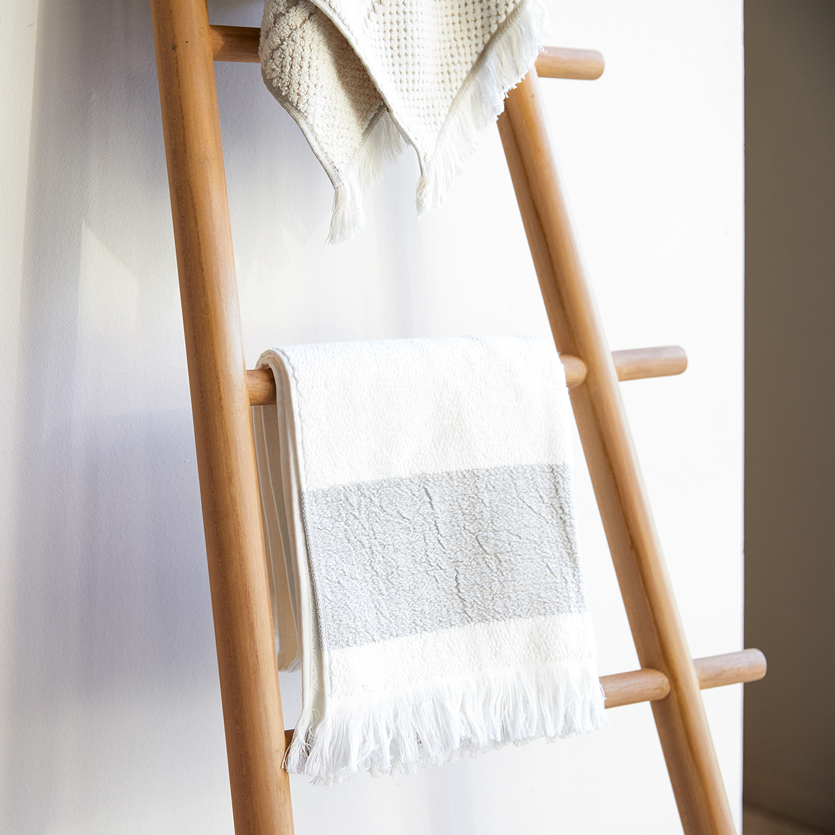 Carla solid teak ladder 170 Carla solid teak ladder 170