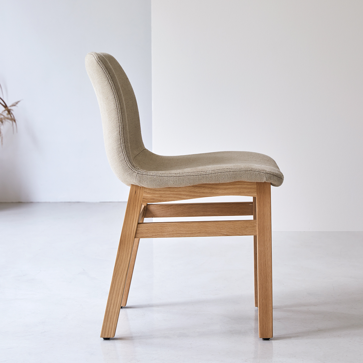 Chaise Cocoon linen en chêne Chaise Cocoon linen en chêne