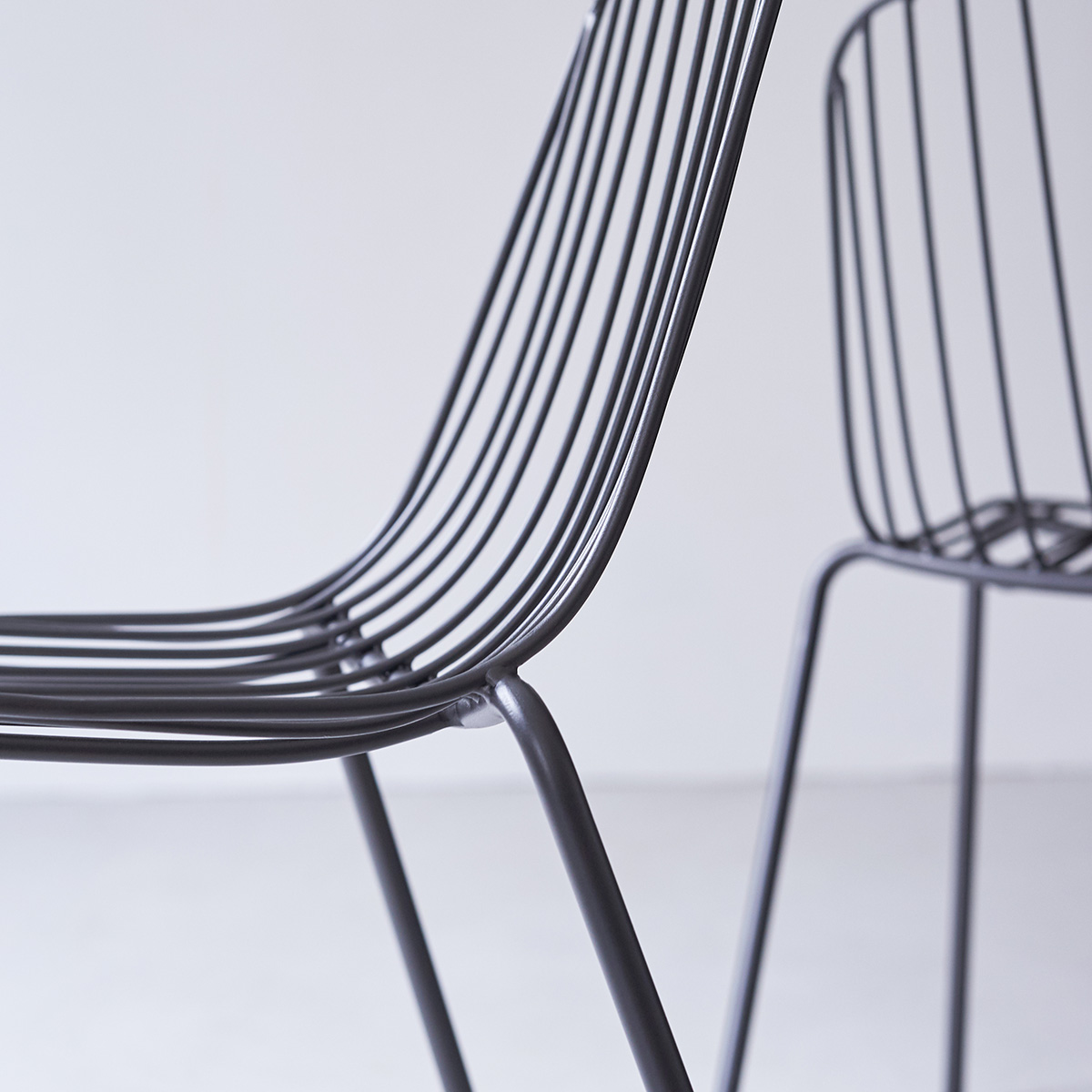 Chaise en métal Arty dark grey Chaise en métal Arty dark grey