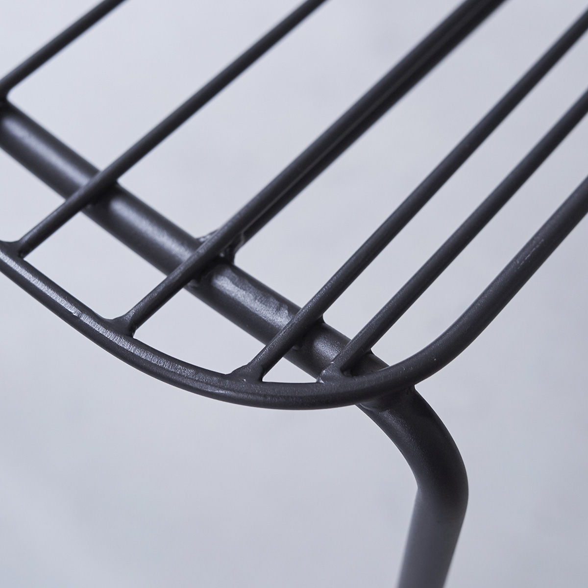 Chaise en métal Arty dark grey Chaise en métal Arty dark grey