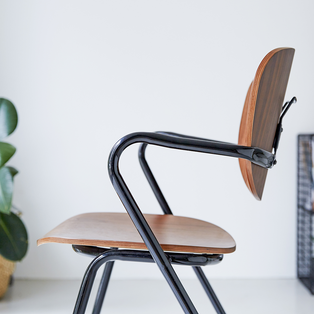 Chaise en métal et noyer Ada Chaise en métal et noyer Ada