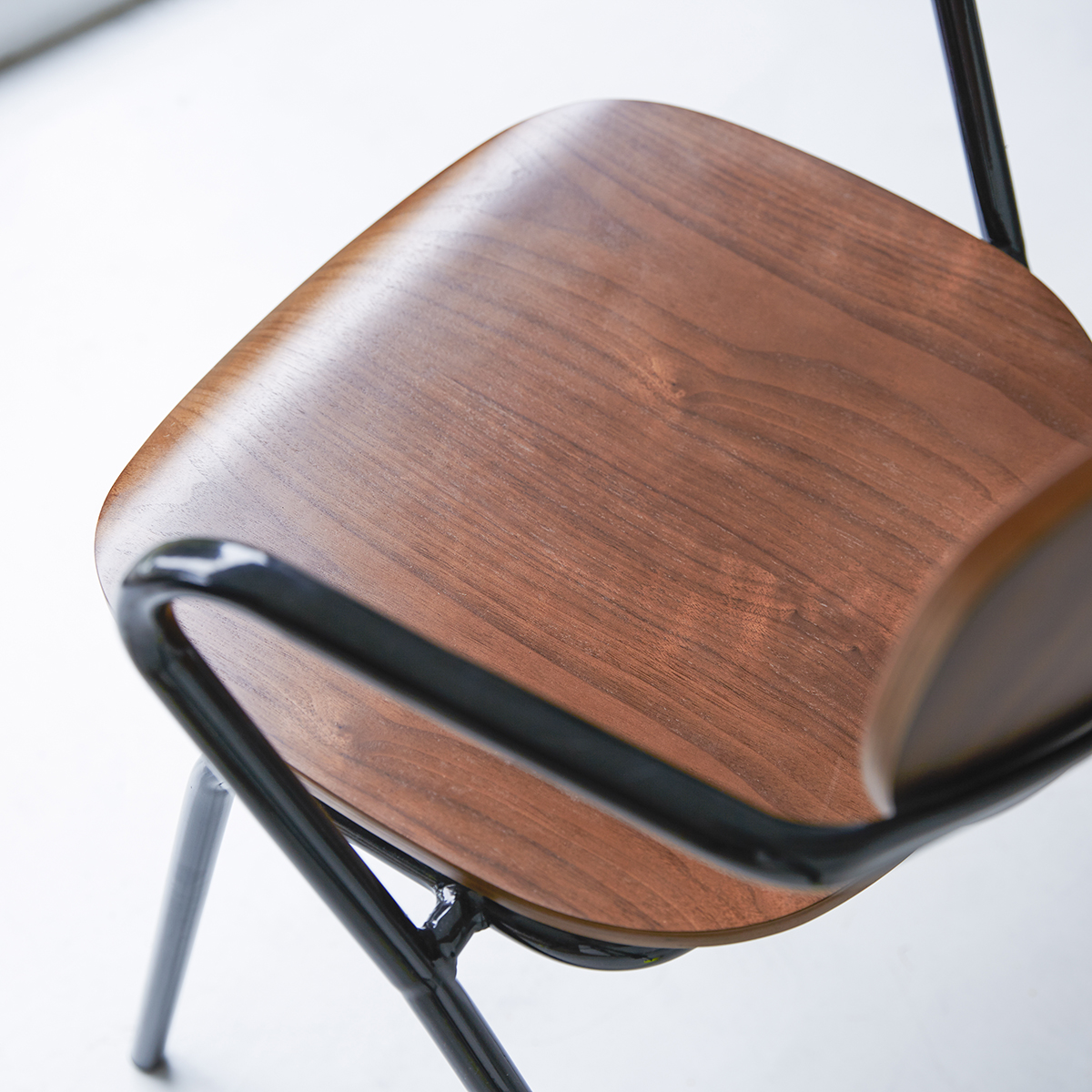 Chaise en métal et noyer Ada Chaise en métal et noyer Ada