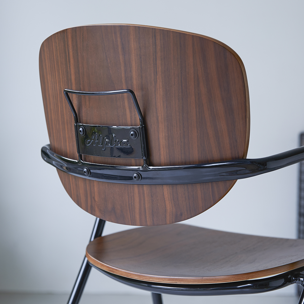 Chaise en métal et noyer Ada Chaise en métal et noyer Ada