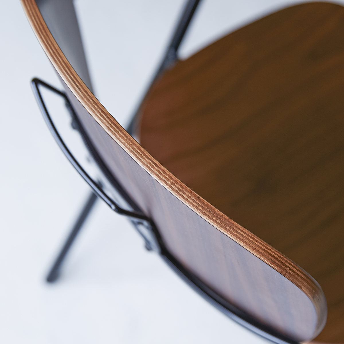 Chaise en métal et noyer Ada Chaise en métal et noyer Ada
