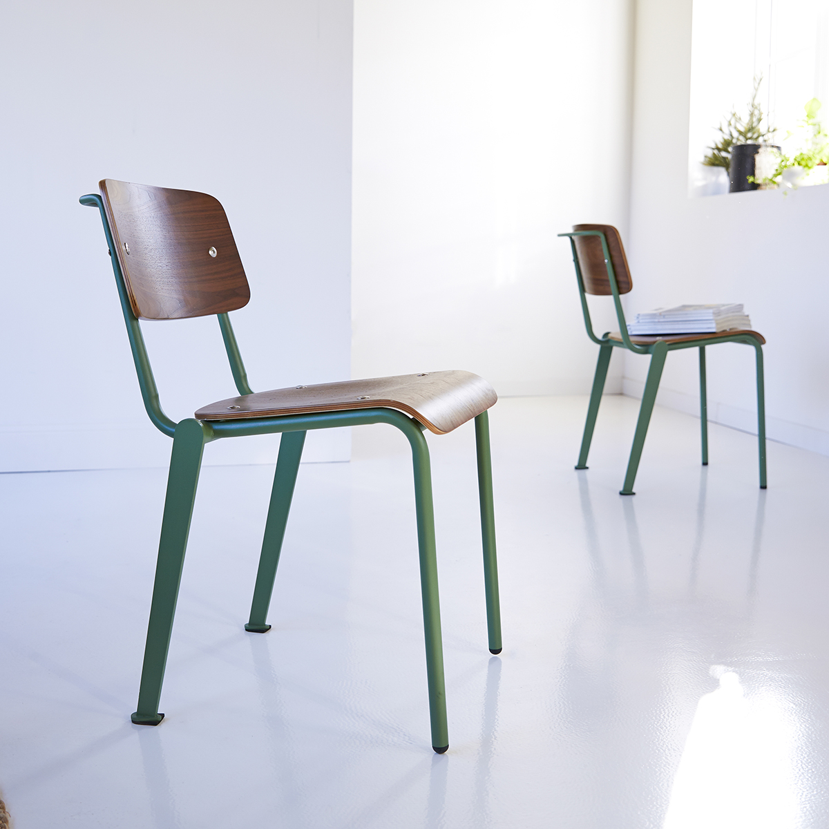 Chaise en métal et noyer Mio lichen Chaise en métal et noyer Mio lichen