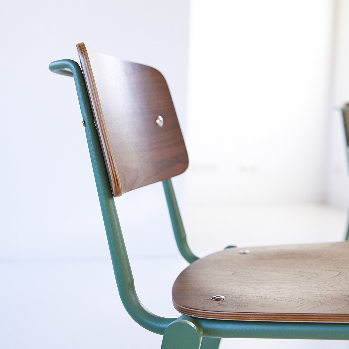 Chaise en métal et noyer Mio lichen Chaise en métal et noyer Mio lichen