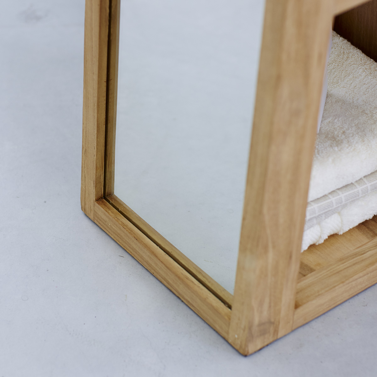 Colonne miroir oblique en teck massif 30 Twig Colonne miroir oblique en teck massif 30 Twig