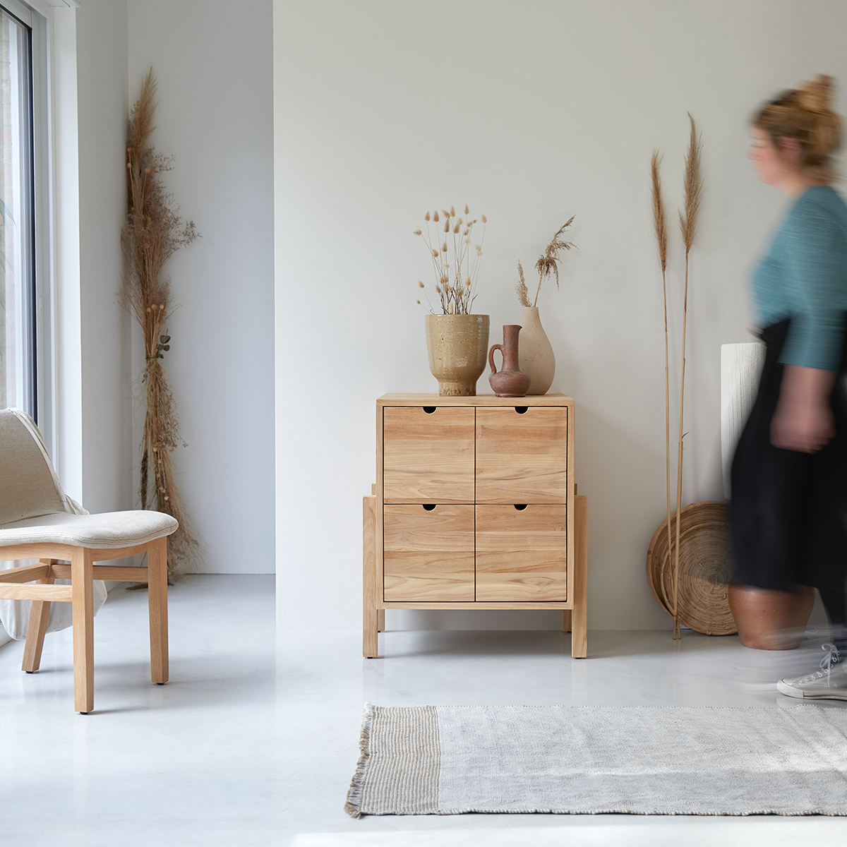 Commode de rangement en teck massif 4 tiroirs Lubin Commode de rangement en teck massif 4 tiroirs Lubin