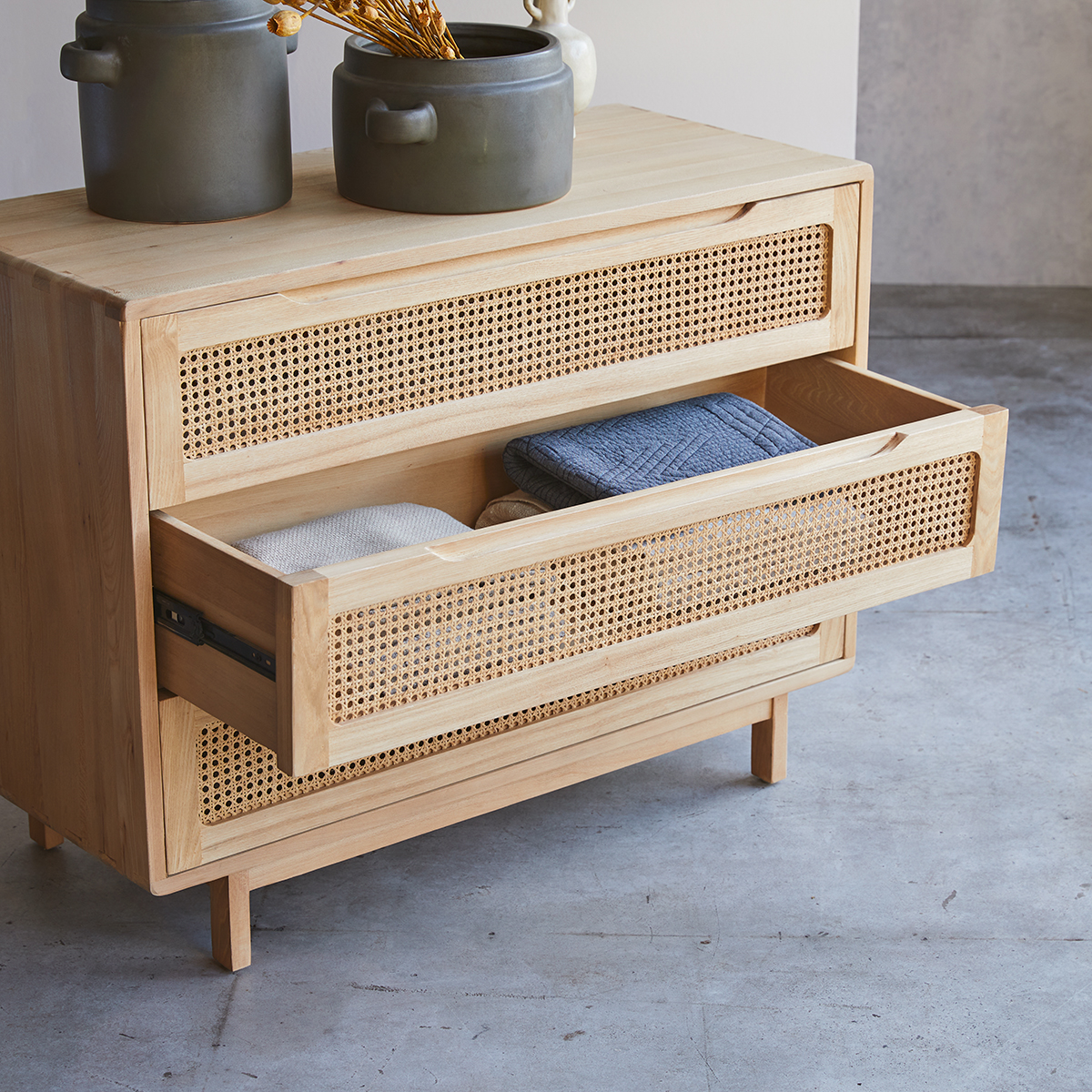 Commode en orme massif et cannage Luis Commode en orme massif et cannage Luis
