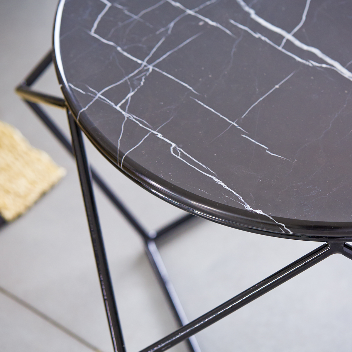Couchtisch aus Marmor und Metall Couchtisch aus Marmor und Metall