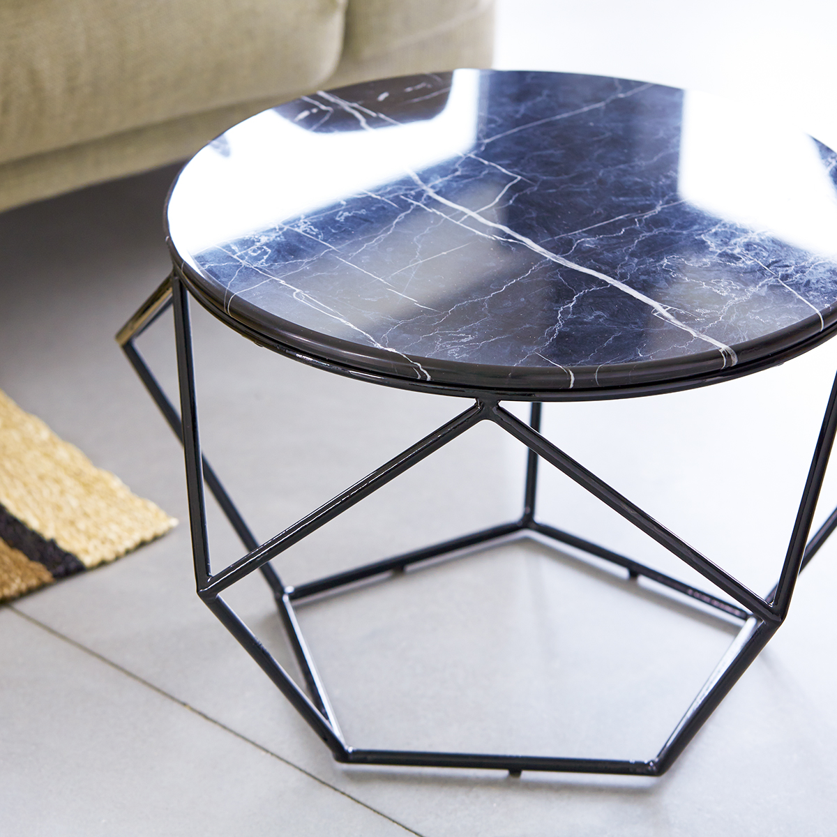 Couchtisch aus Marmor und Metall Couchtisch aus Marmor und Metall