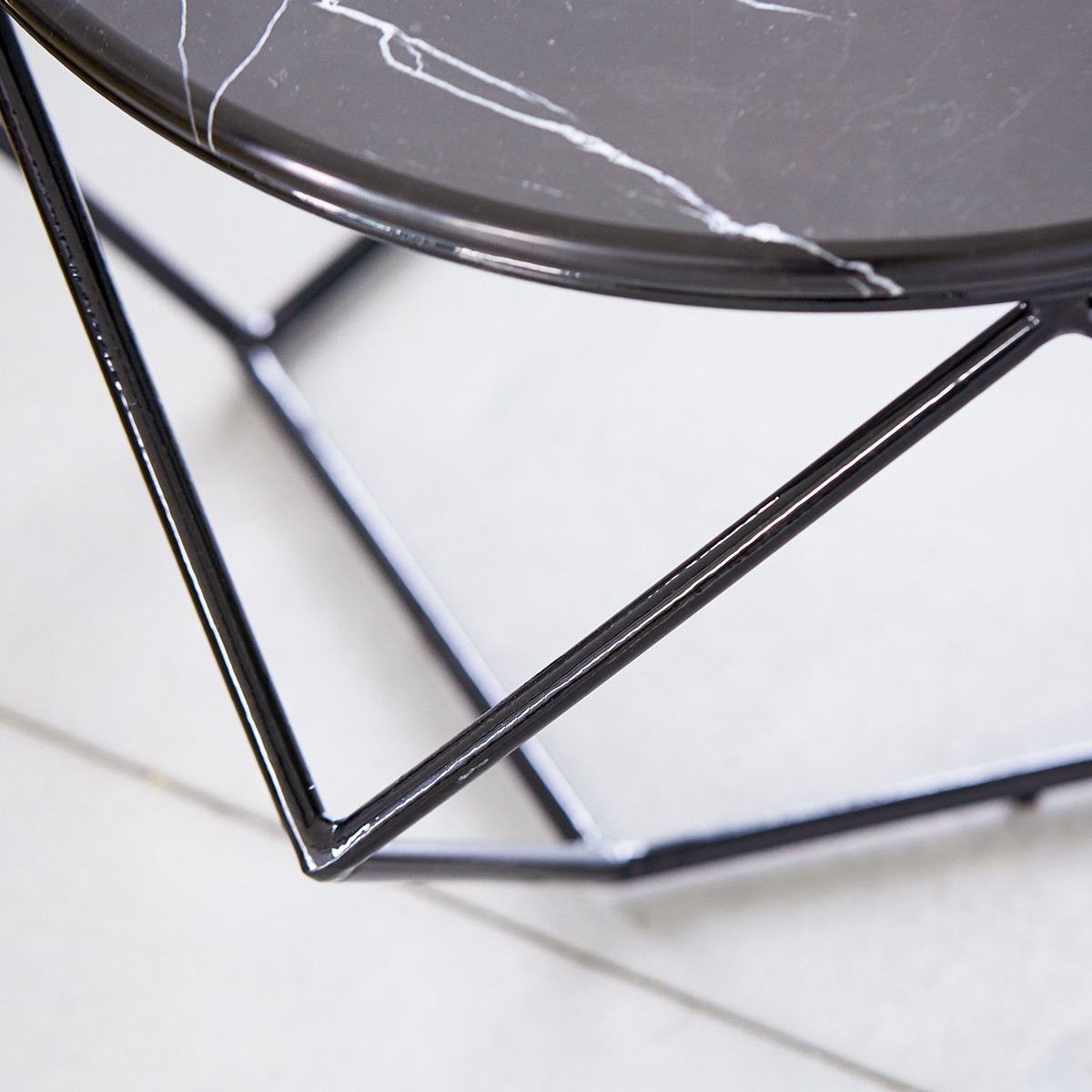 Couchtisch aus Marmor und Metall Couchtisch aus Marmor und Metall