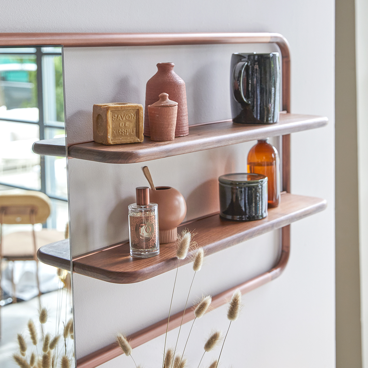 Etagère miroir en noyer et laiton Félicie Etagère miroir en noyer et laiton Félicie