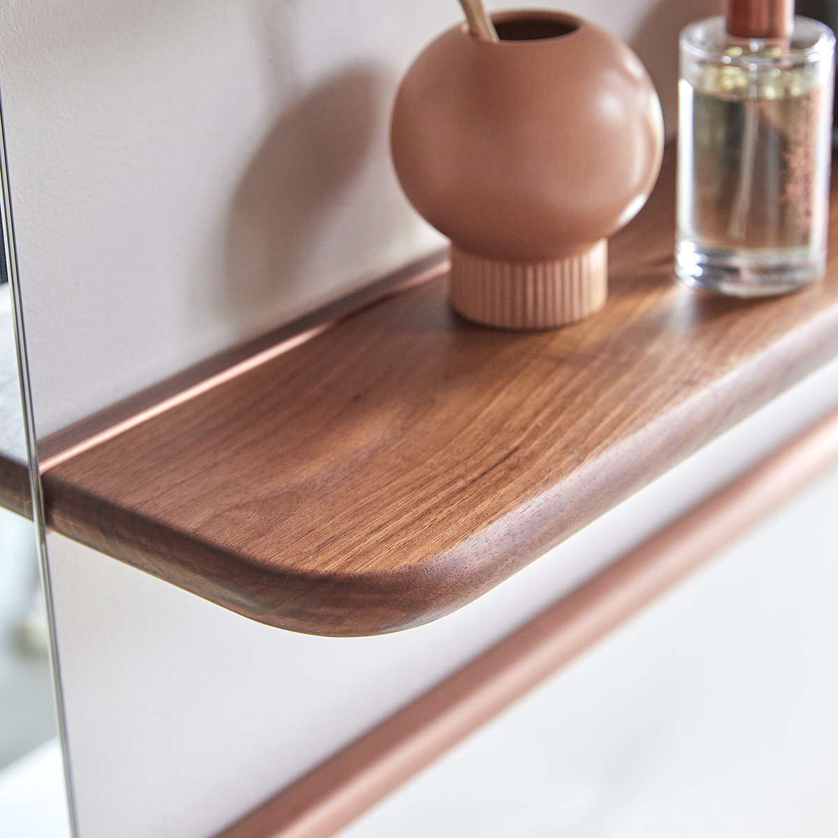 Etagère miroir en noyer et laiton Félicie Etagère miroir en noyer et laiton Félicie