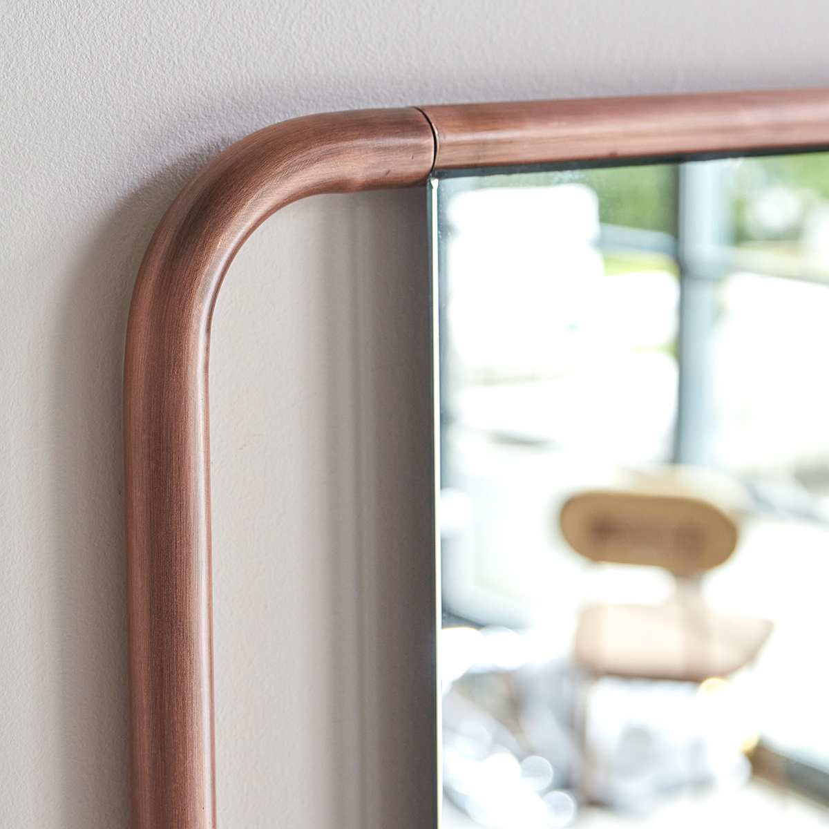 Etagère miroir en noyer et laiton Félicie Etagère miroir en noyer et laiton Félicie