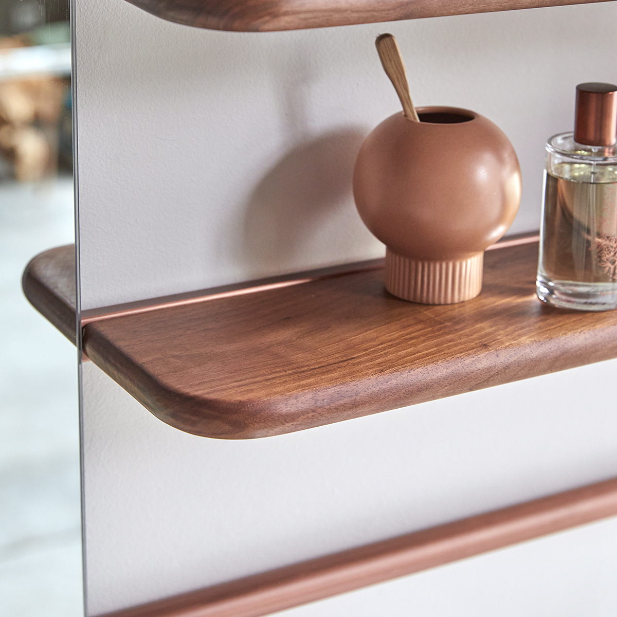 Etagère miroir en noyer et laiton Félicie Etagère miroir en noyer et laiton Félicie