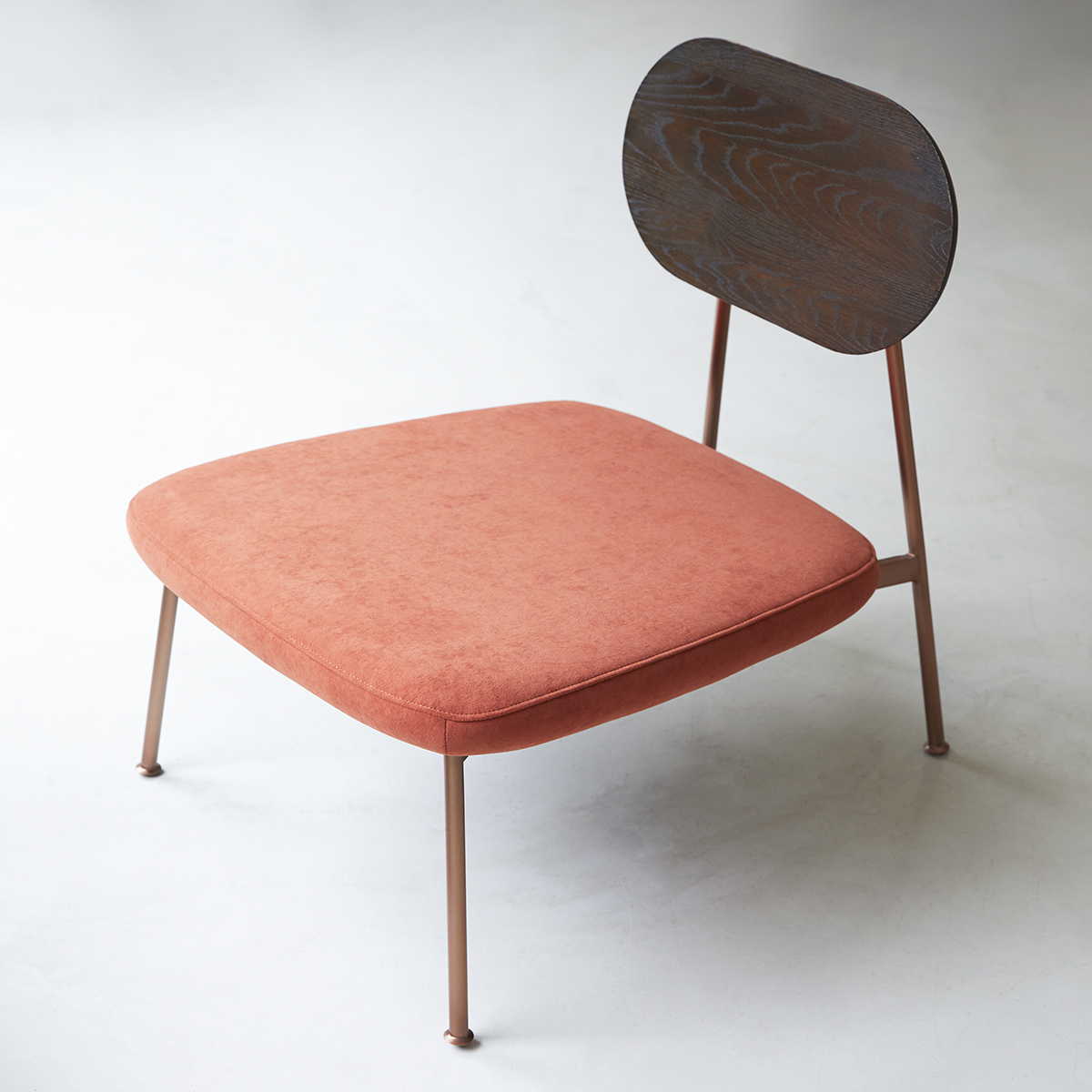 Fauteuil bas Yutapi Sienna en chêne massif Fauteuil bas Yutapi Sienna en chêne massif
