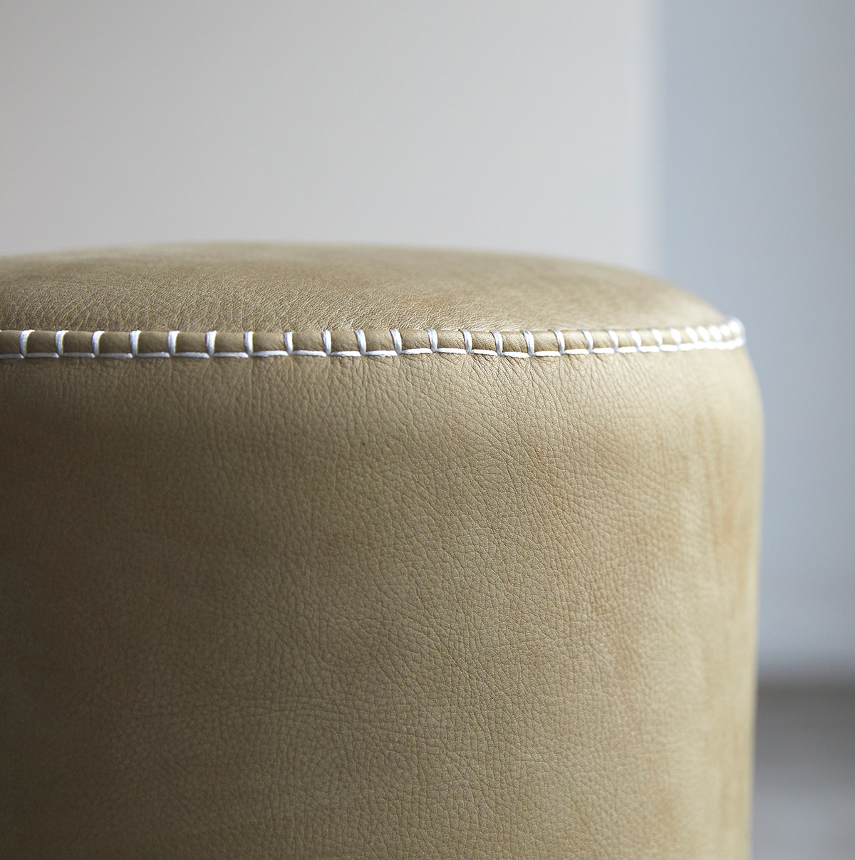 Hocker Drum L Cheyenne aus massivem Eichenholz Hocker Drum L Cheyenne aus massivem Eichenholz