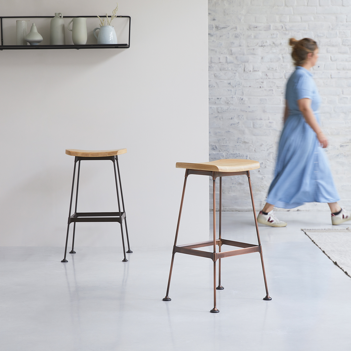 Hoher Hocker Diego copper aus Metall und Esche Hoher Hocker Diego copper aus Metall und Esche