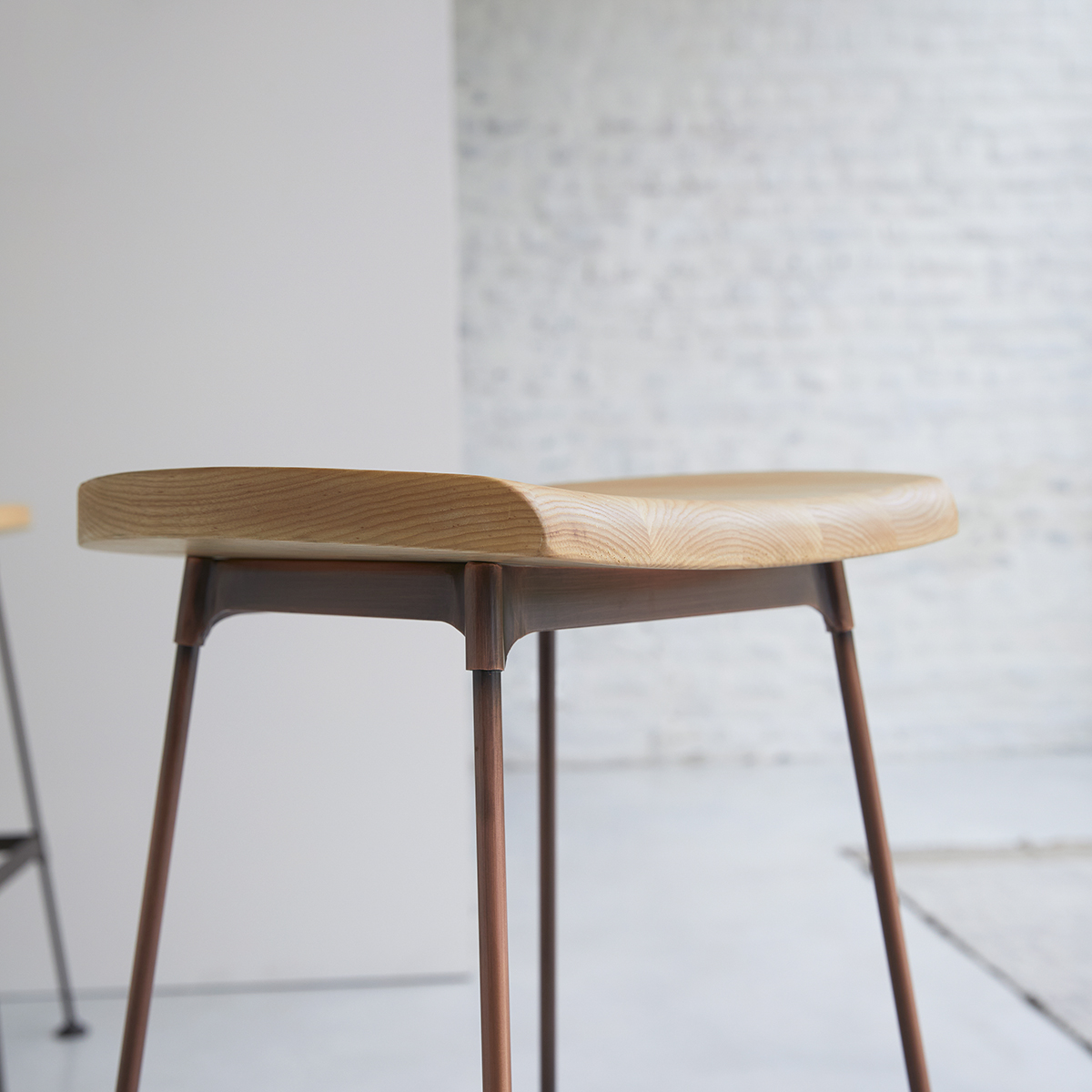 Hoher Hocker Diego copper aus Metall und Esche Hoher Hocker Diego copper aus Metall und Esche