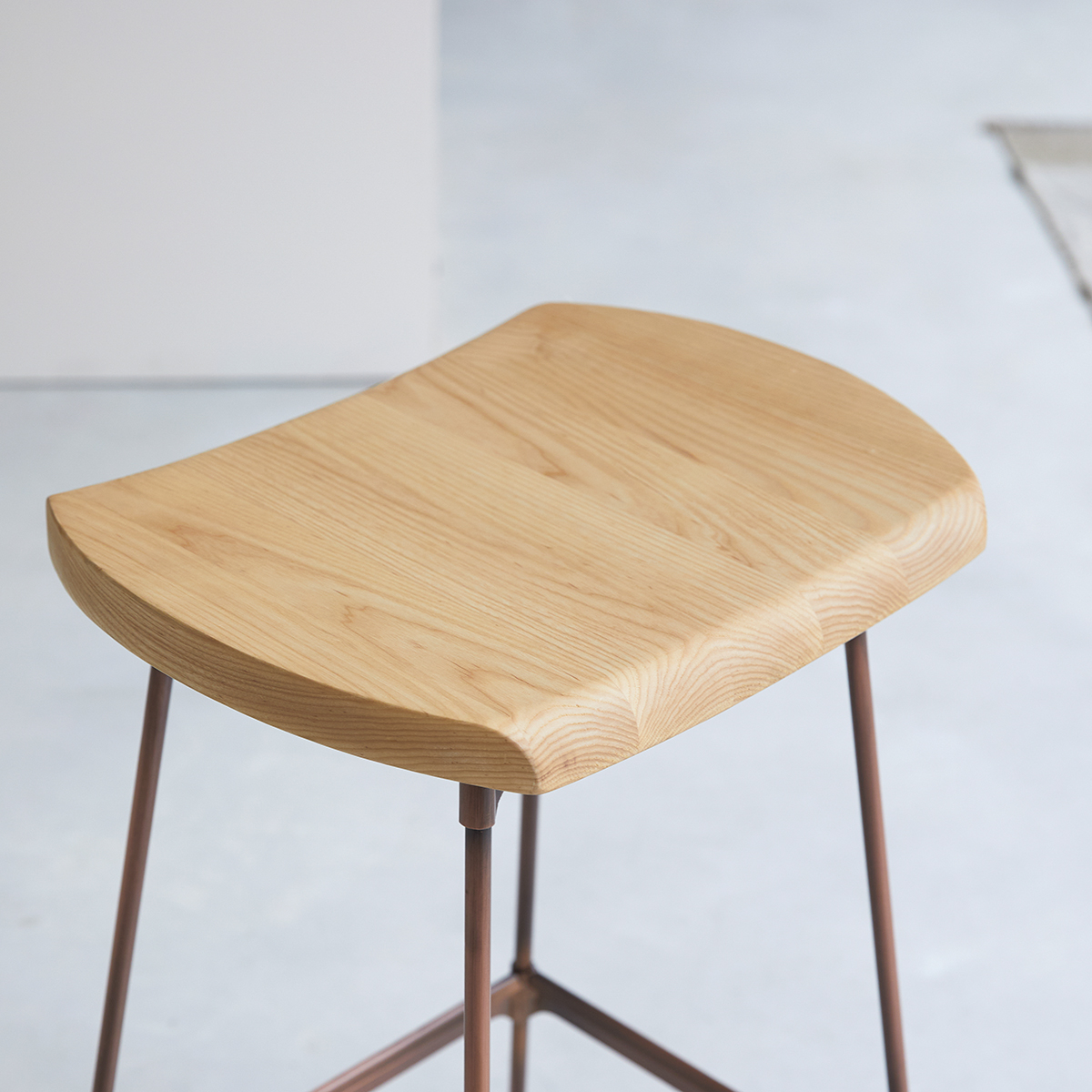 Hoher Hocker Diego copper aus Metall und Esche Hoher Hocker Diego copper aus Metall und Esche
