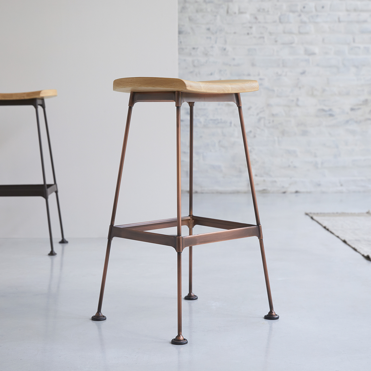 Hoher Hocker Diego copper aus Metall und Esche Hoher Hocker Diego copper aus Metall und Esche