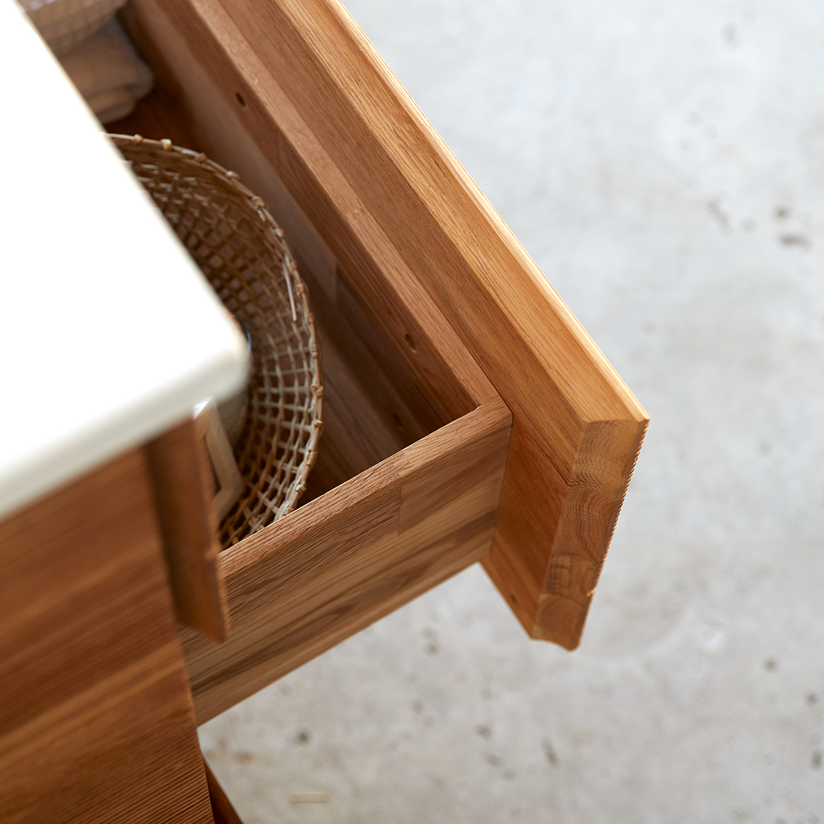 Karl solid oak Vanity Cabinet with Ceramic Washbasin 120 cm Karl solid oak Vanity Cabinet with Ceramic Washbasin 120 cm