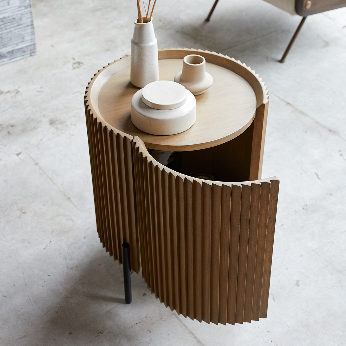 Lou mindi wood side table Lou mindi wood side table