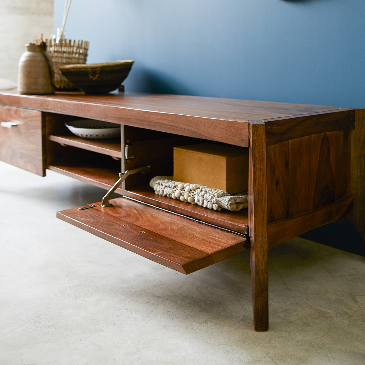 Luna solid sheesham TV Stand 150 cm Luna solid sheesham TV Stand 150 cm