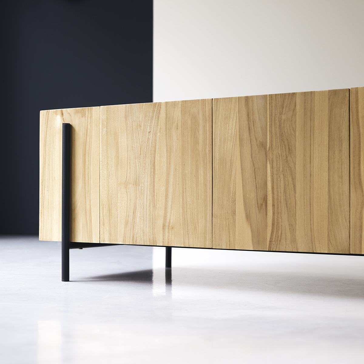 Meuble TV bas en teck massif Honorine 170 cm Meuble TV bas en teck massif Honorine 170 cm