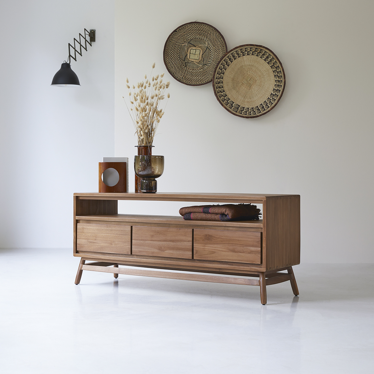 Meuble TV en teck massif Twist 130 cm Meuble TV en teck massif Twist 130 cm