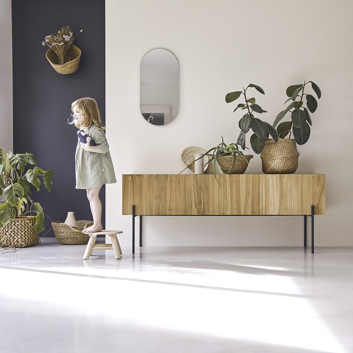 Meuble TV haut en teck massif Honorine 170 cm Meuble TV haut en teck massif Honorine 170 cm