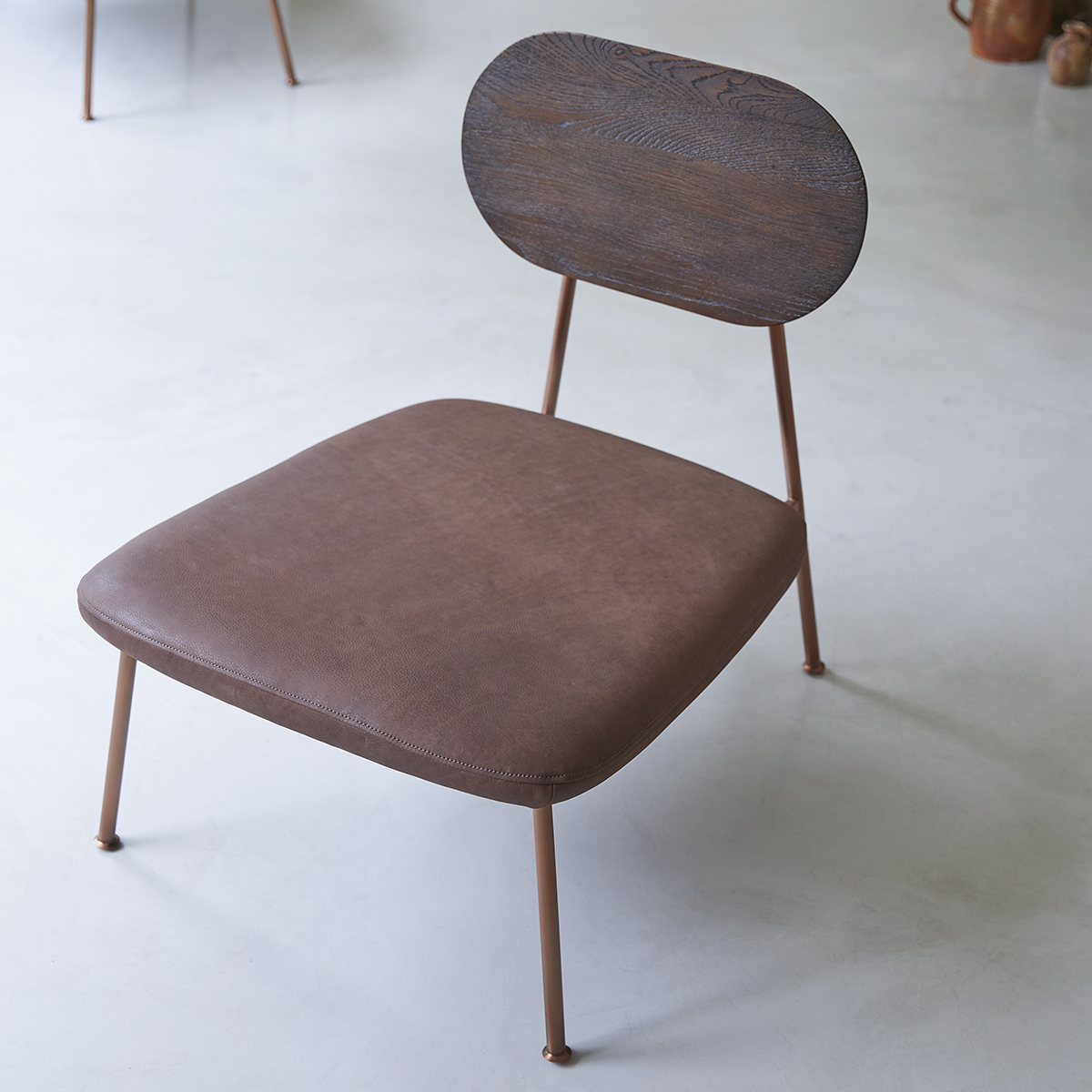 Sillón bajo de roble macizo Yutapi Mohawk color chocolate Sillón bajo de roble macizo Yutapi Mohawk color chocolate