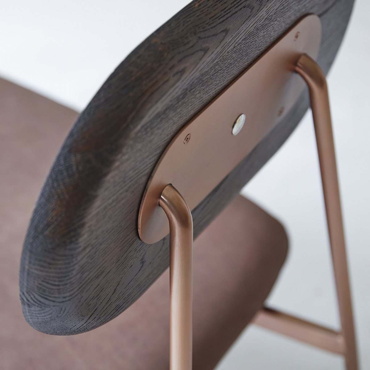 Sillón bajo de roble macizo Yutapi Mohawk color chocolate Sillón bajo de roble macizo Yutapi Mohawk color chocolate