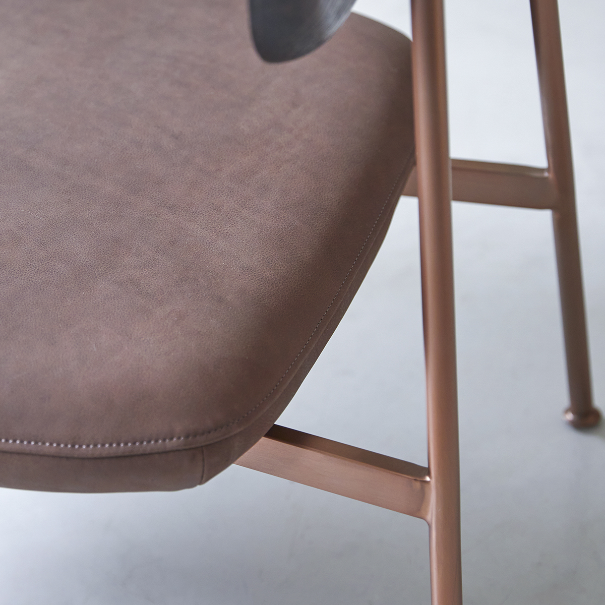Sillón bajo de roble macizo Yutapi Mohawk color chocolate Sillón bajo de roble macizo Yutapi Mohawk color chocolate