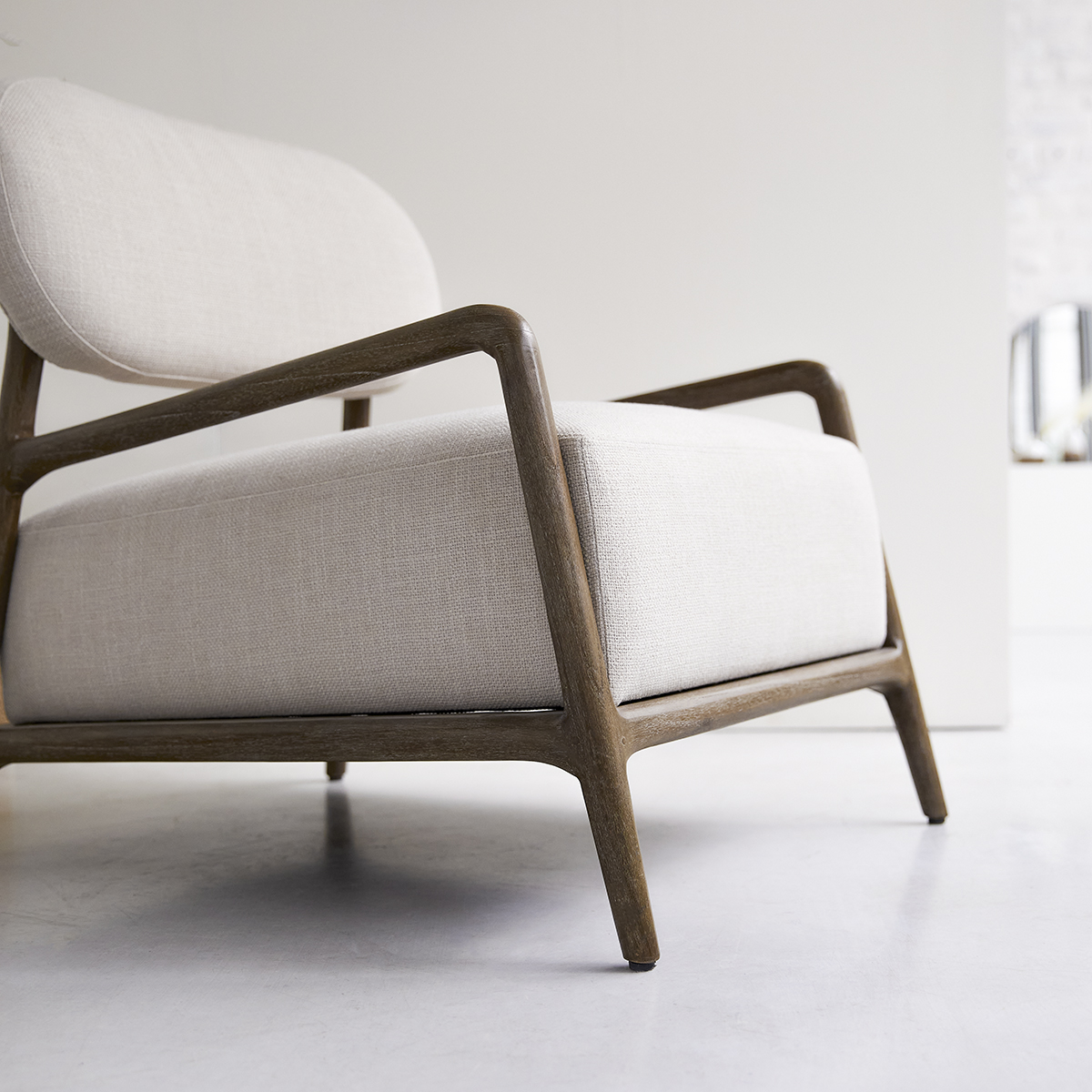 Sillón de madera de mindi macizo Romane Sillón de madera de mindi macizo Romane