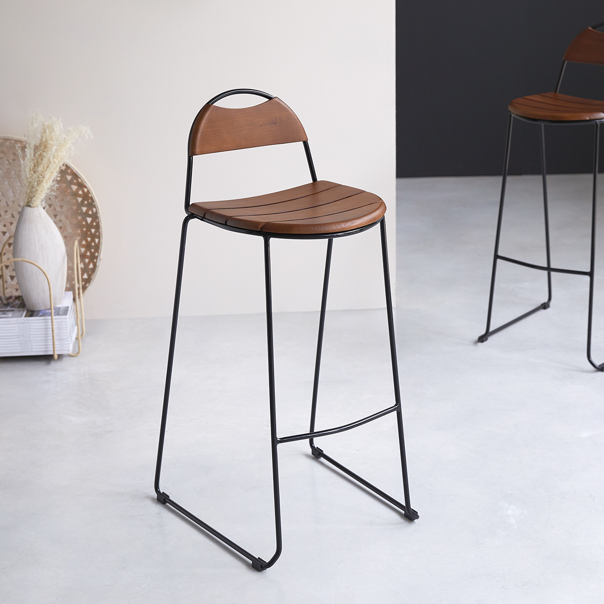 Silla alta de metal y fresno macizo Molly Silla alta de metal y fresno macizo Molly