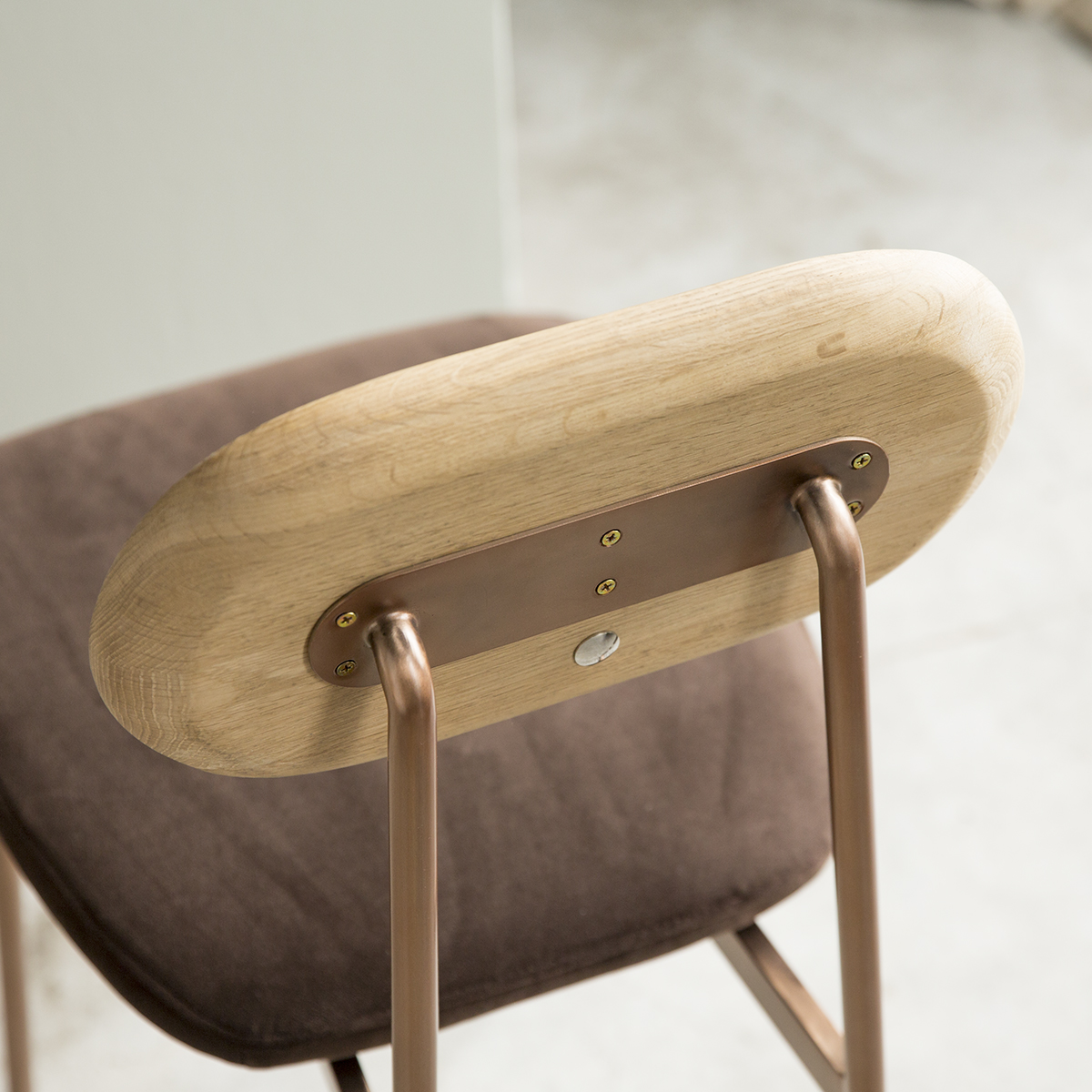 Stuhl aus Eiche Yutapi brown Stuhl aus Eiche Yutapi brown