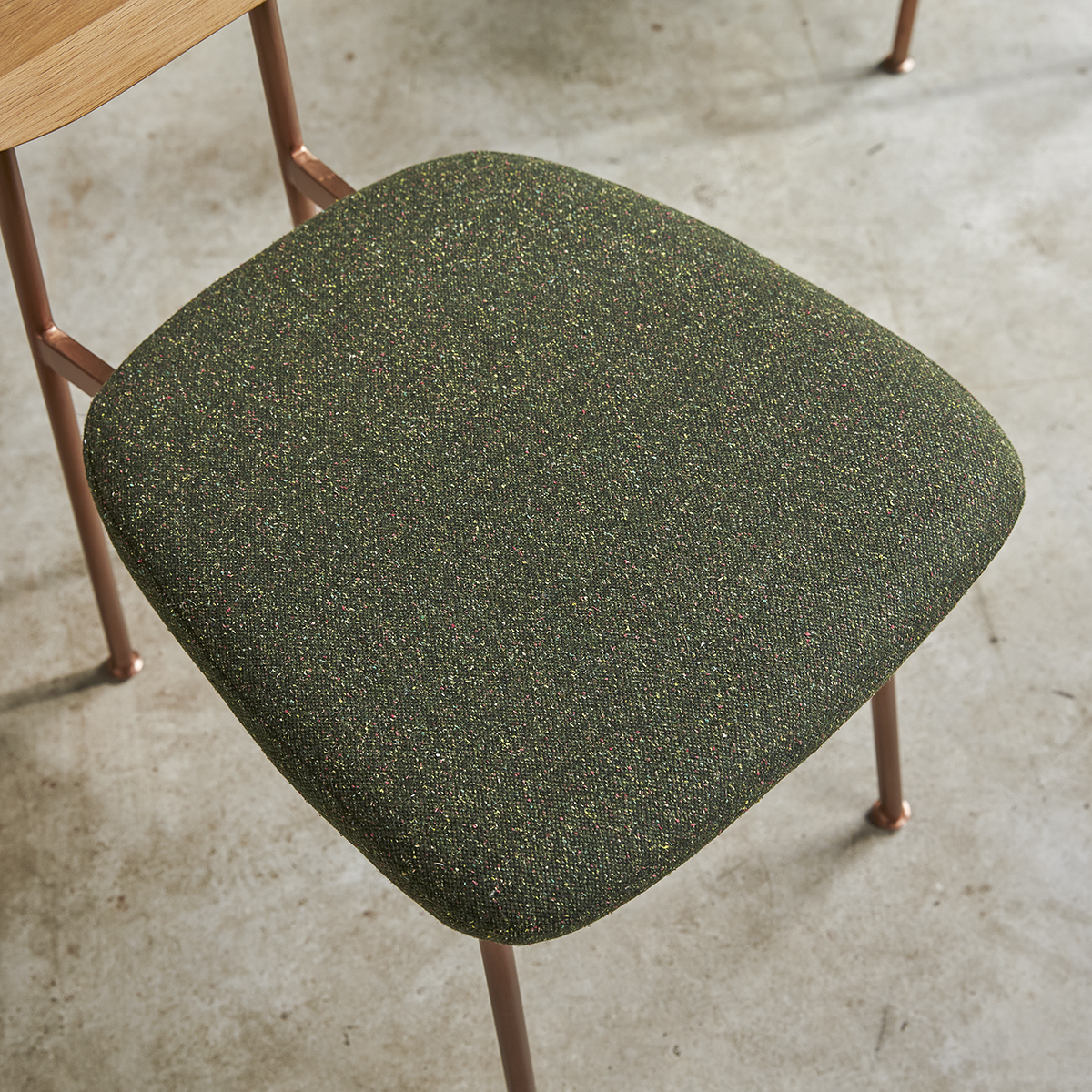 Stuhl aus Eiche Yutapi khaki Stuhl aus Eiche Yutapi khaki