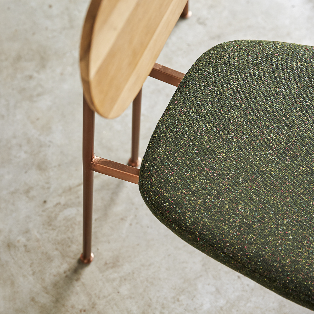 Stuhl aus Eiche Yutapi khaki Stuhl aus Eiche Yutapi khaki