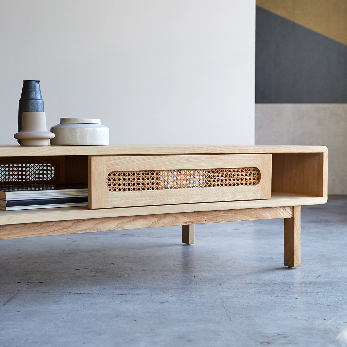 Table basse en orme massif et cannage Luis Table basse en orme massif et cannage Luis