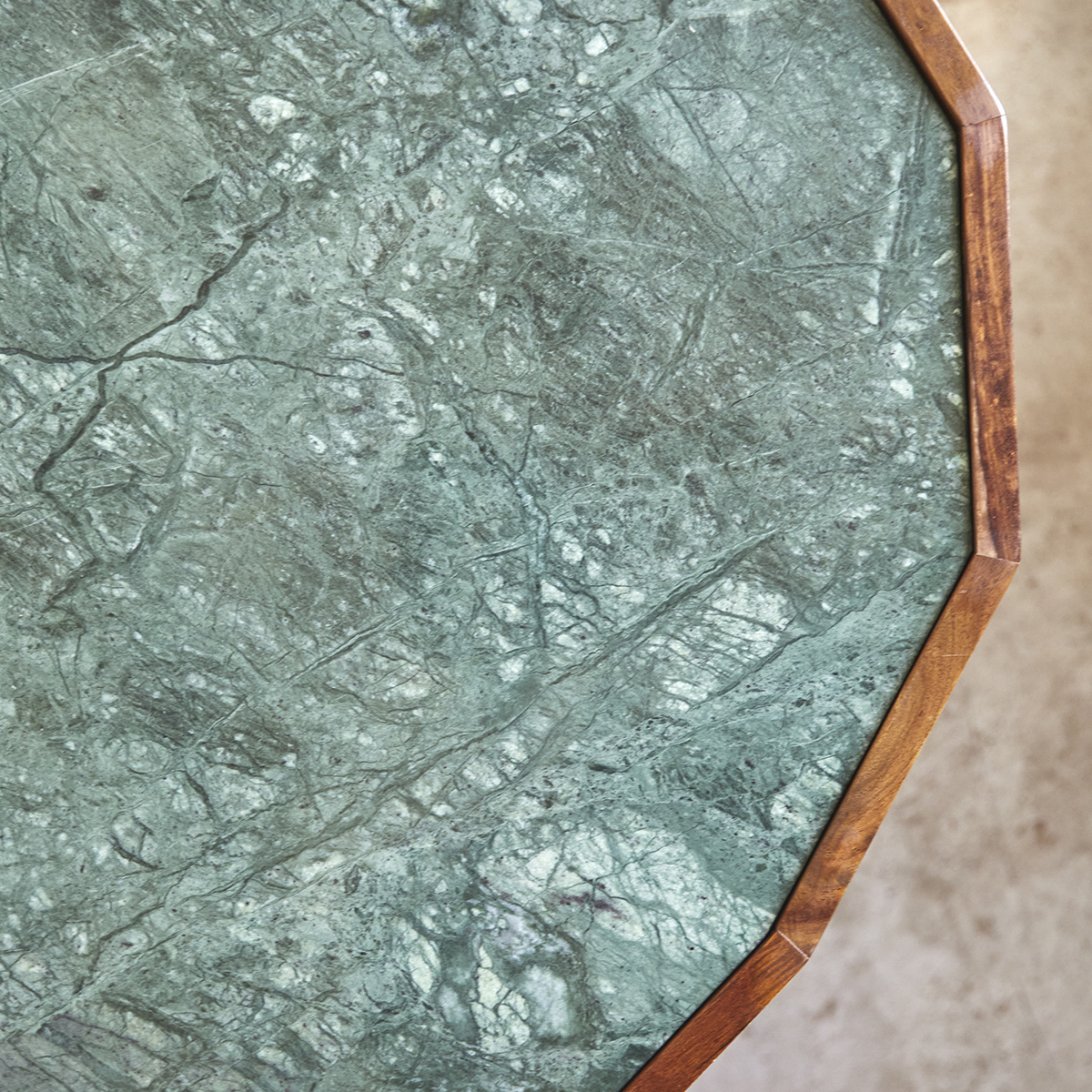 Table basse en palissandre massif et marbre 120 x 60 Jade Table basse en palissandre massif et marbre 120 x 60 Jade
